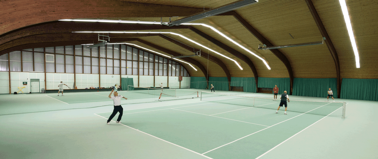 Tennis in der Halle spielen
